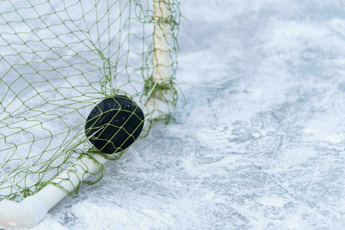 hockey puck i de mål netto närbild foto