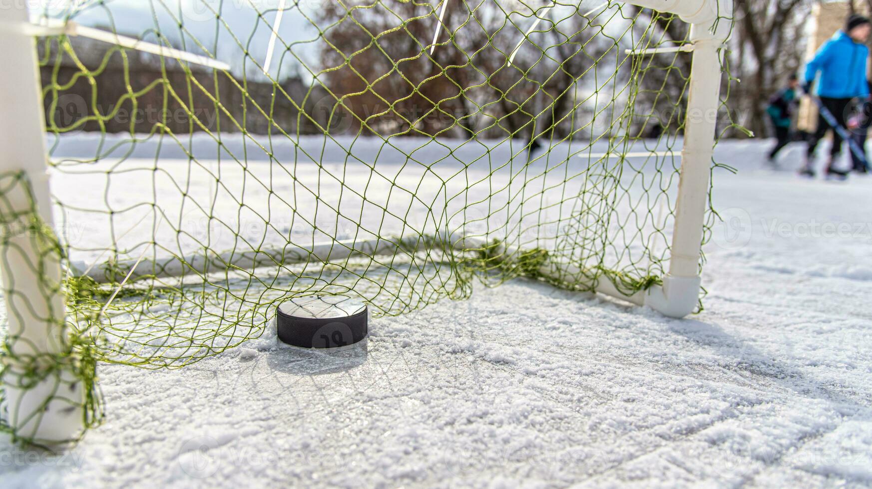 hockey puck i de mål netto närbild foto