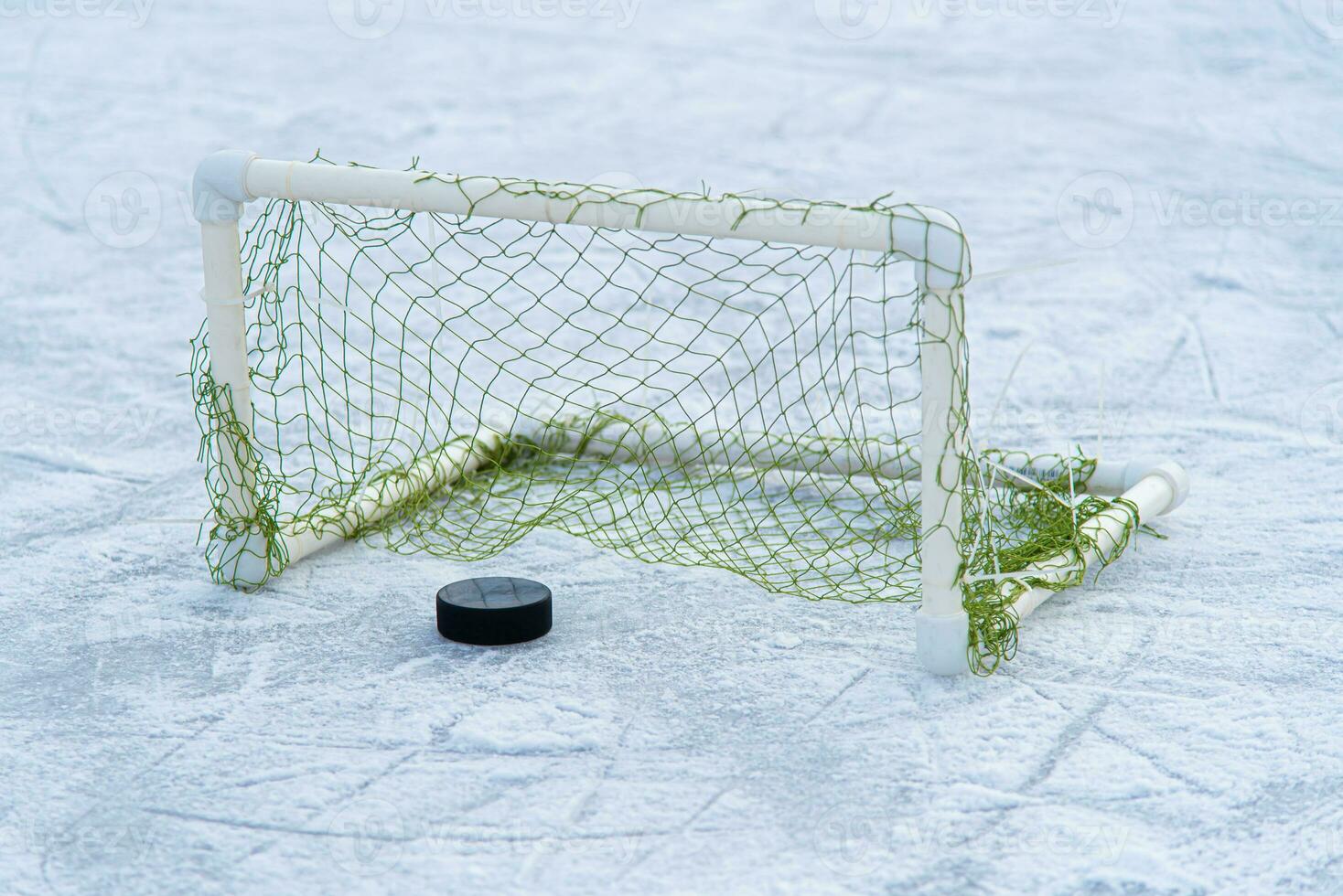 mål gjorde mål förbi en hockey puck i de mål netto foto