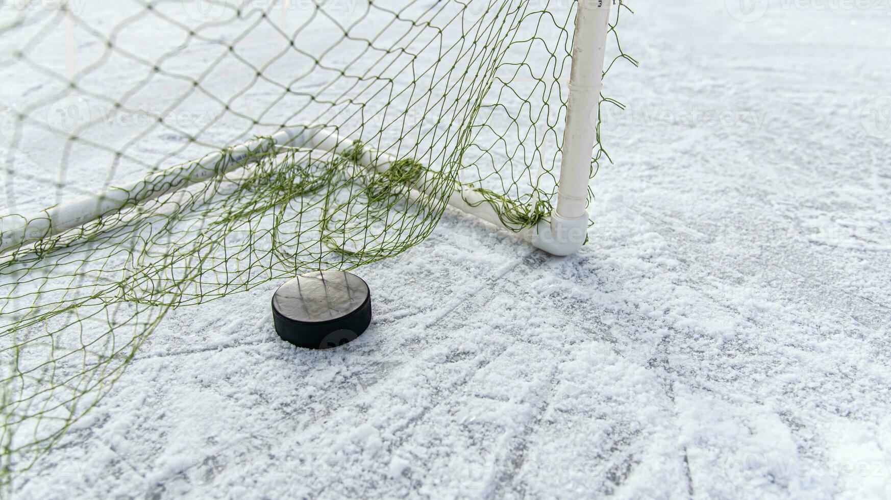 hockey puck i de mål netto närbild foto