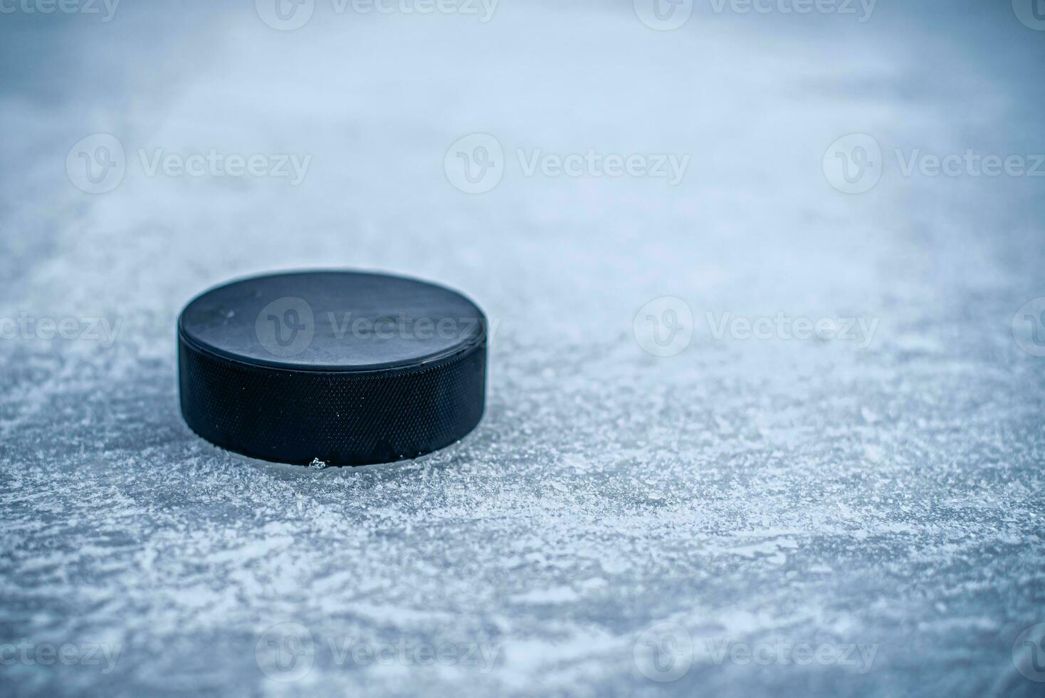 hockey puck lögner på de snö närbild foto