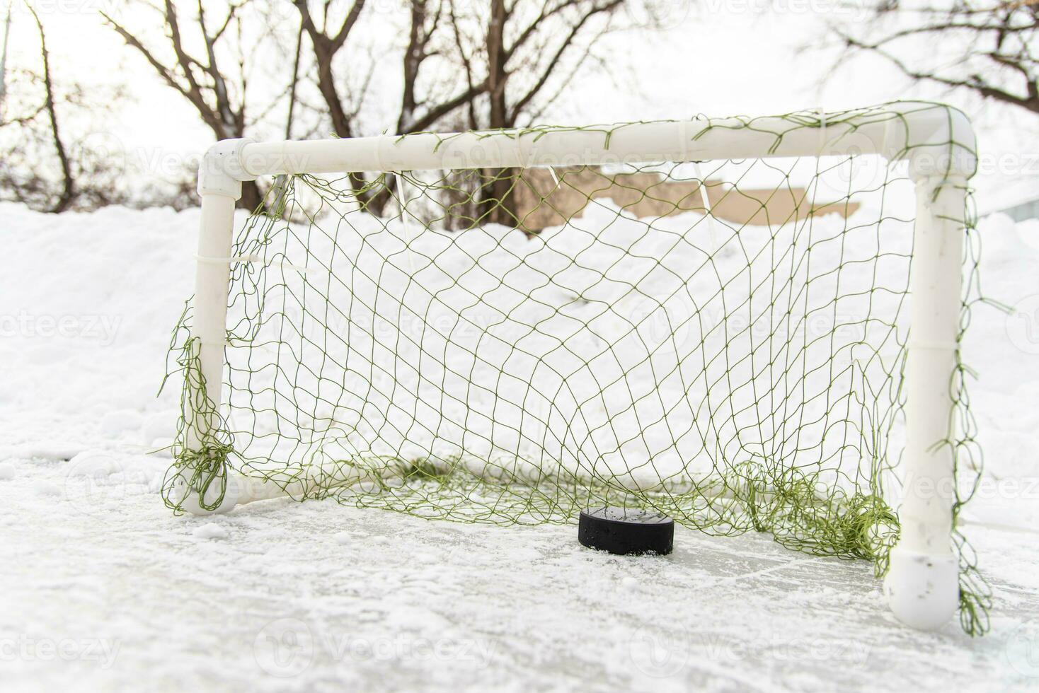 hockey puck i de mål netto närbild foto