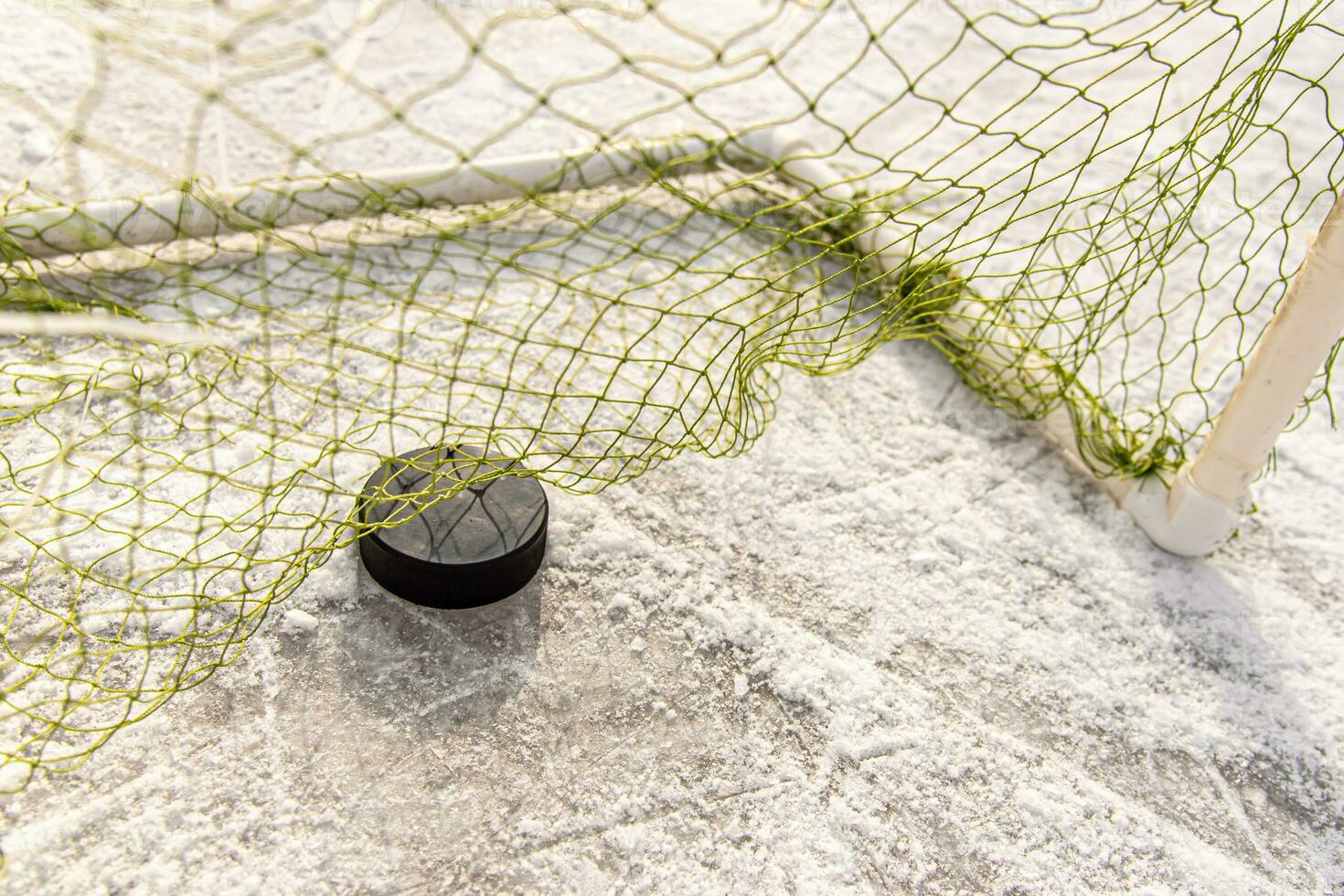 hockey puck i de mål netto närbild foto