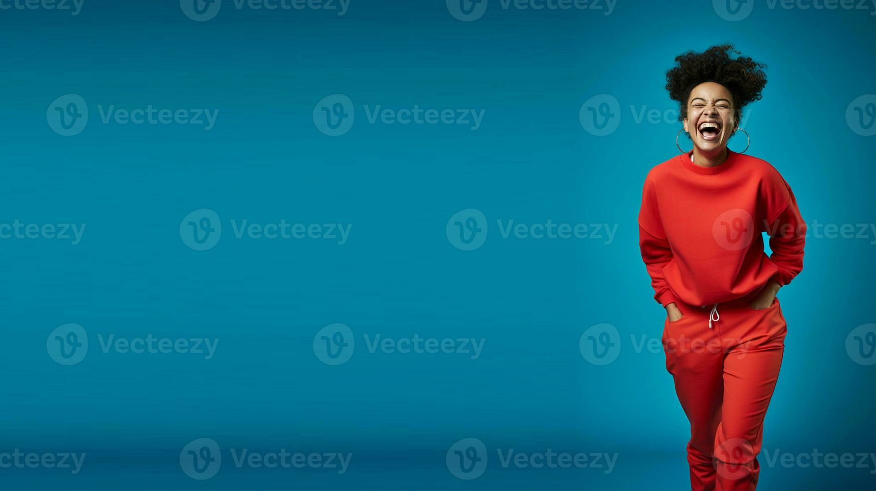 porträtt av ung afrikansk amerikan kvinna med afro frisyr i röd Tröja på bakgrund ai genererad foto