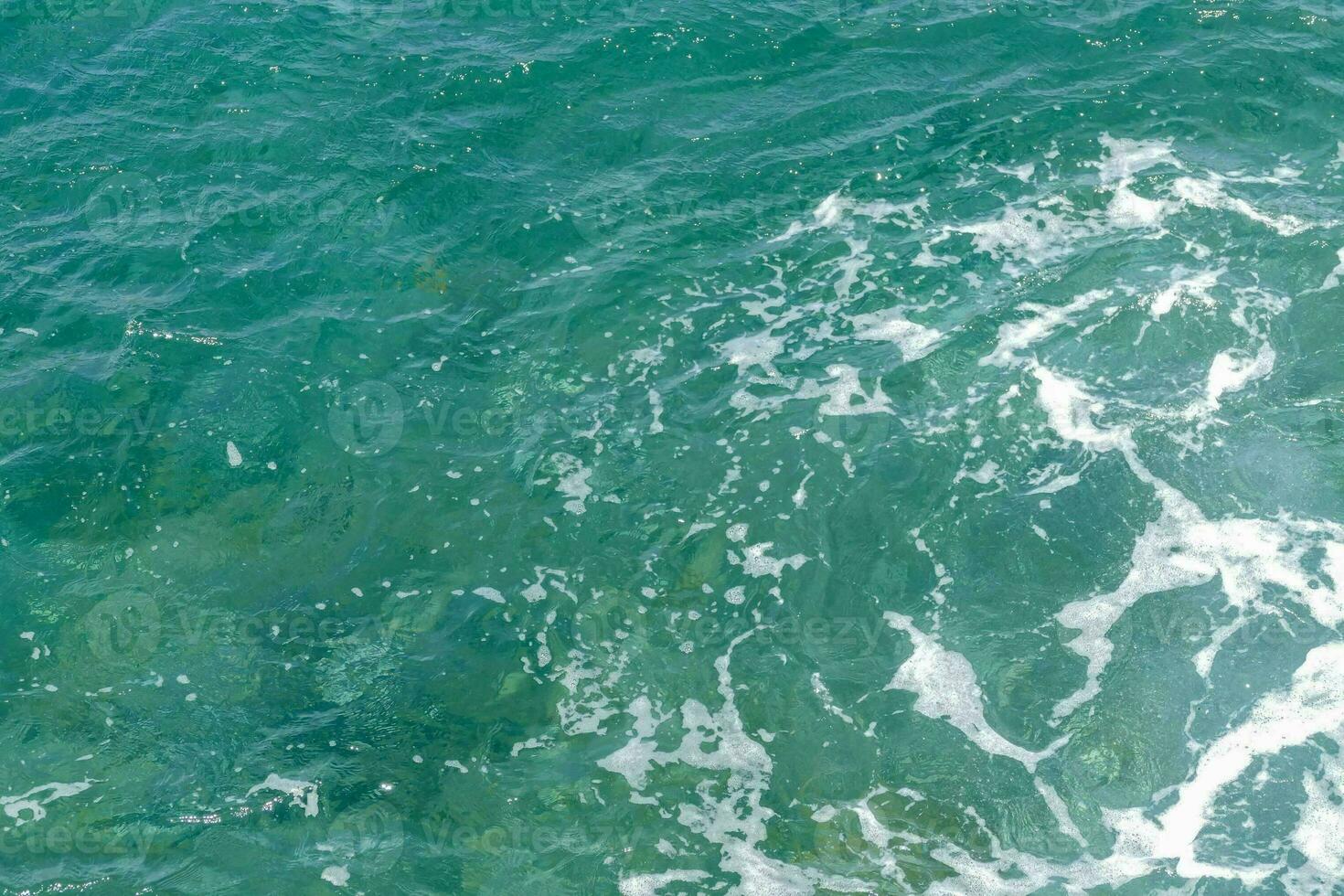 de hav är blå och grön med vit vågor foto