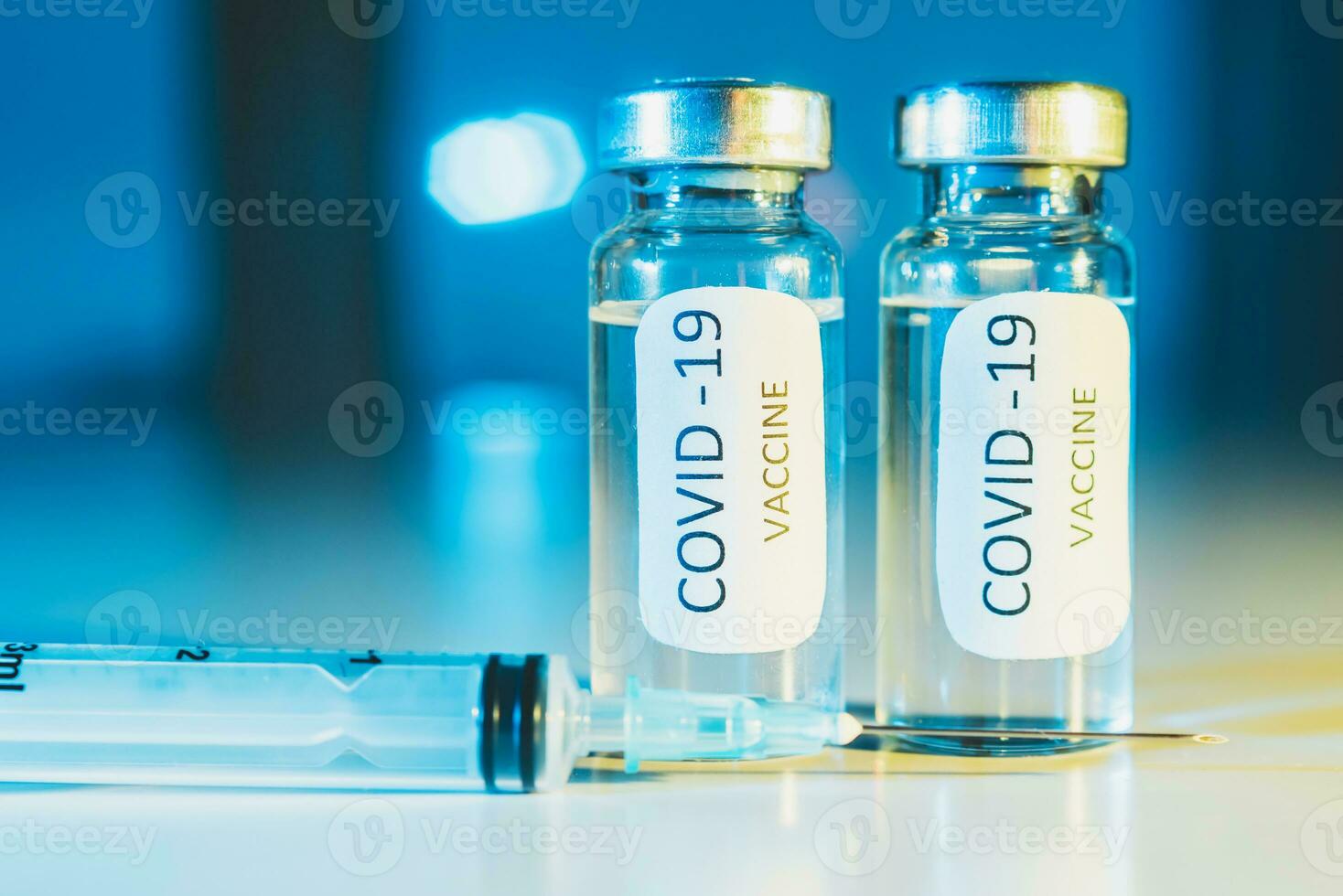 covid-19 coronavirus vaccin. ampull och spruta närbild. begrepp foto