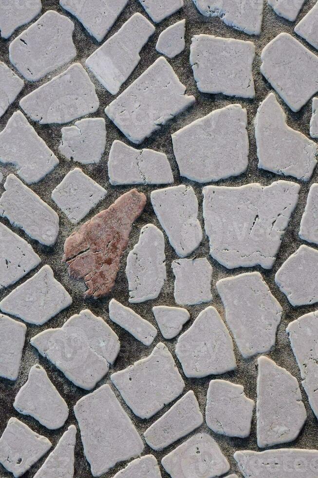 en sten golv med många annorlunda former och storlekar foto
