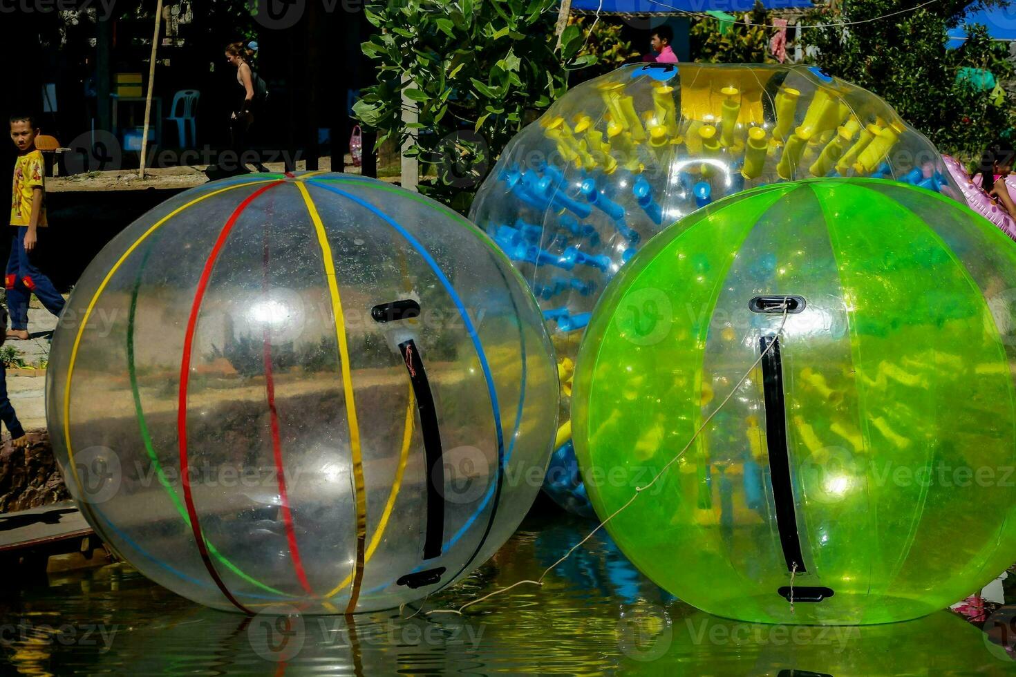tre uppblåsbar bollar är flytande i de vatten foto