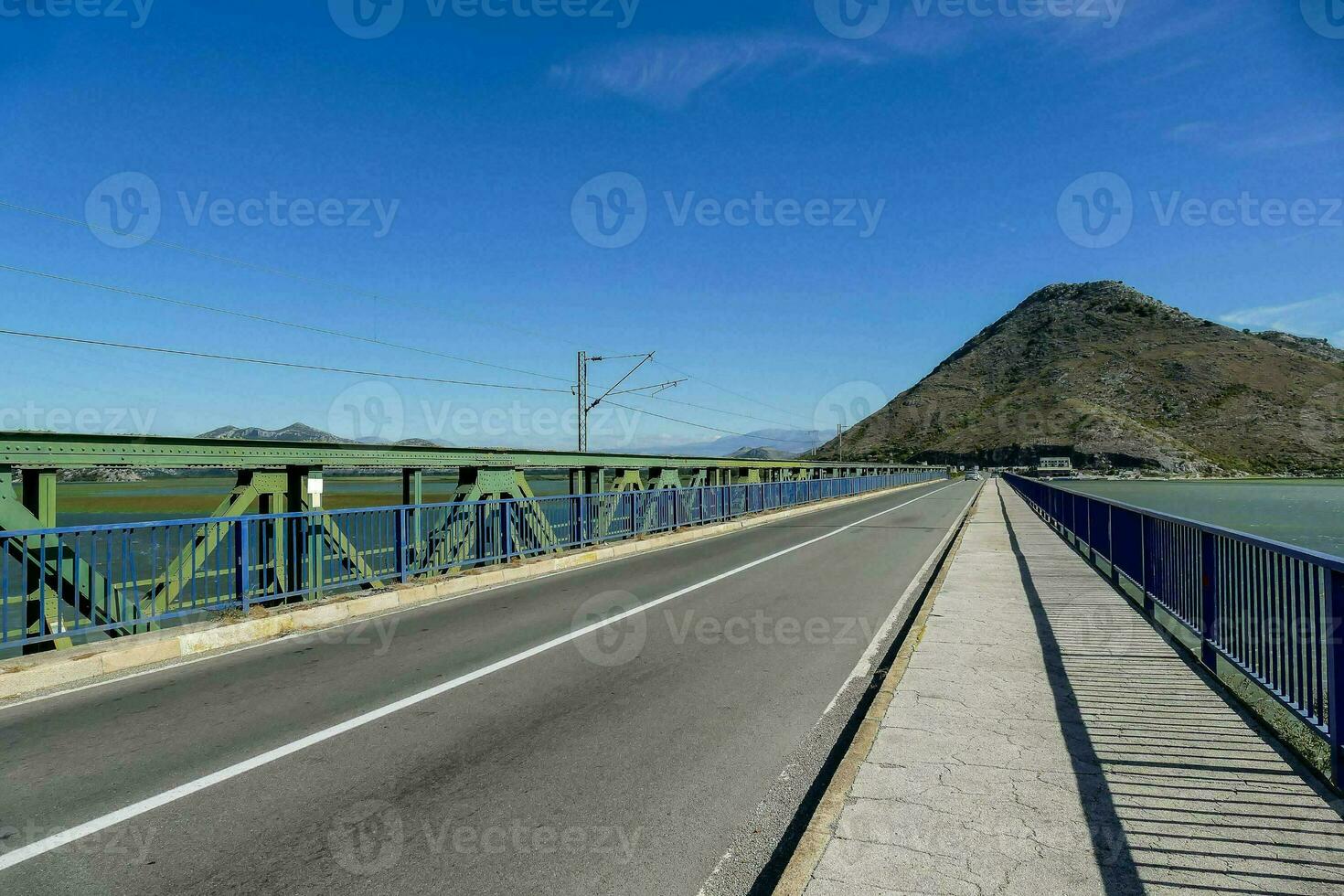 en bro över en flod med en berg i de bakgrund foto