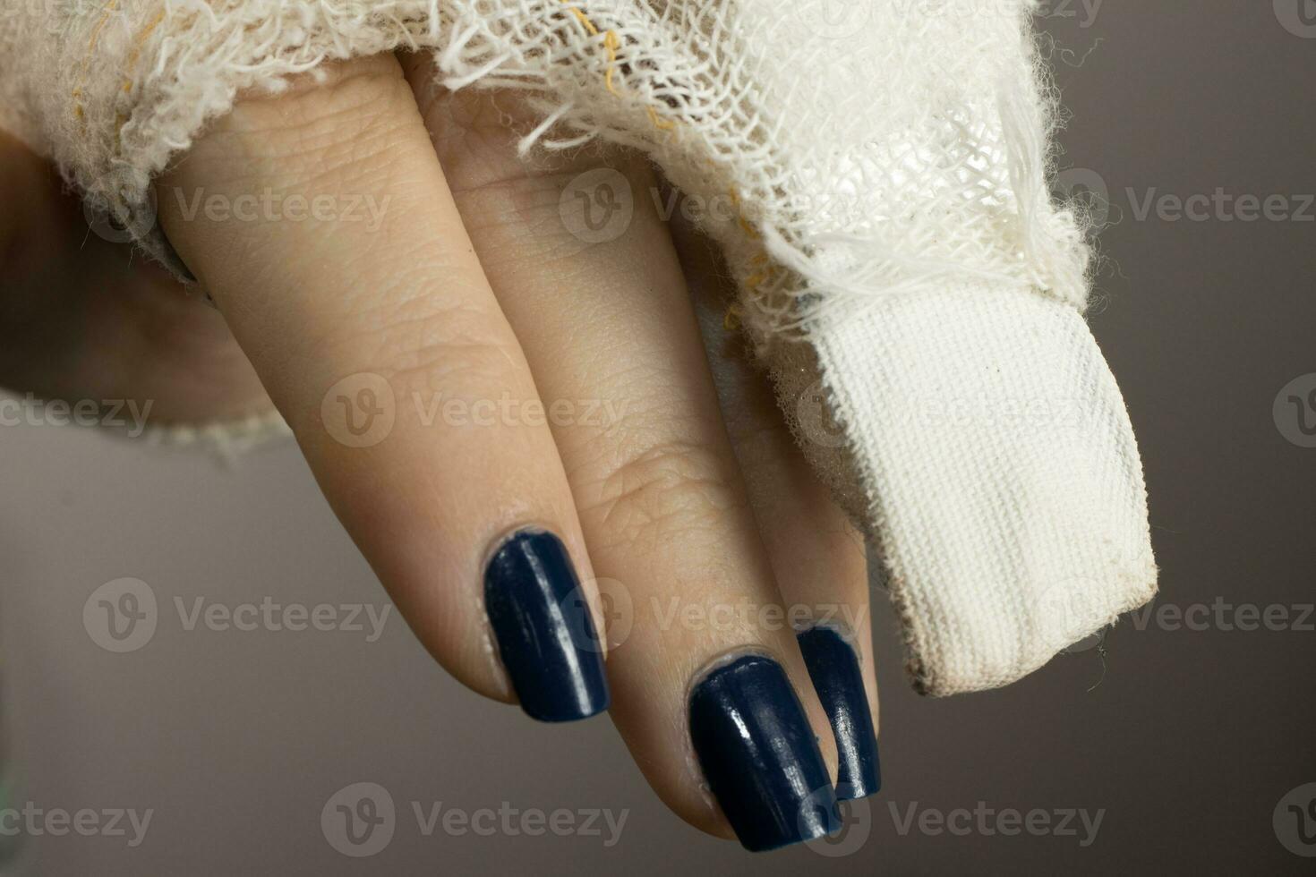 ung lady med en bandage på henne hand var hon pank henne liten finger foto