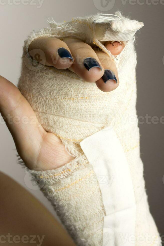 ung lady med en bandage på henne hand var hon pank henne liten finger foto