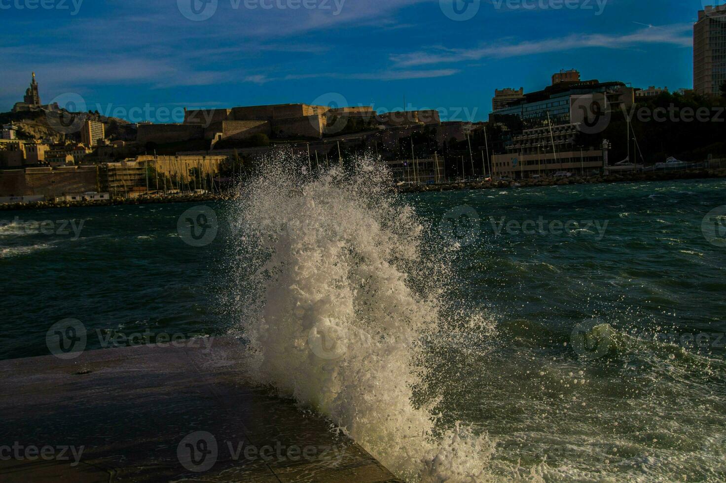 Vinka på de hamn av marseille foto