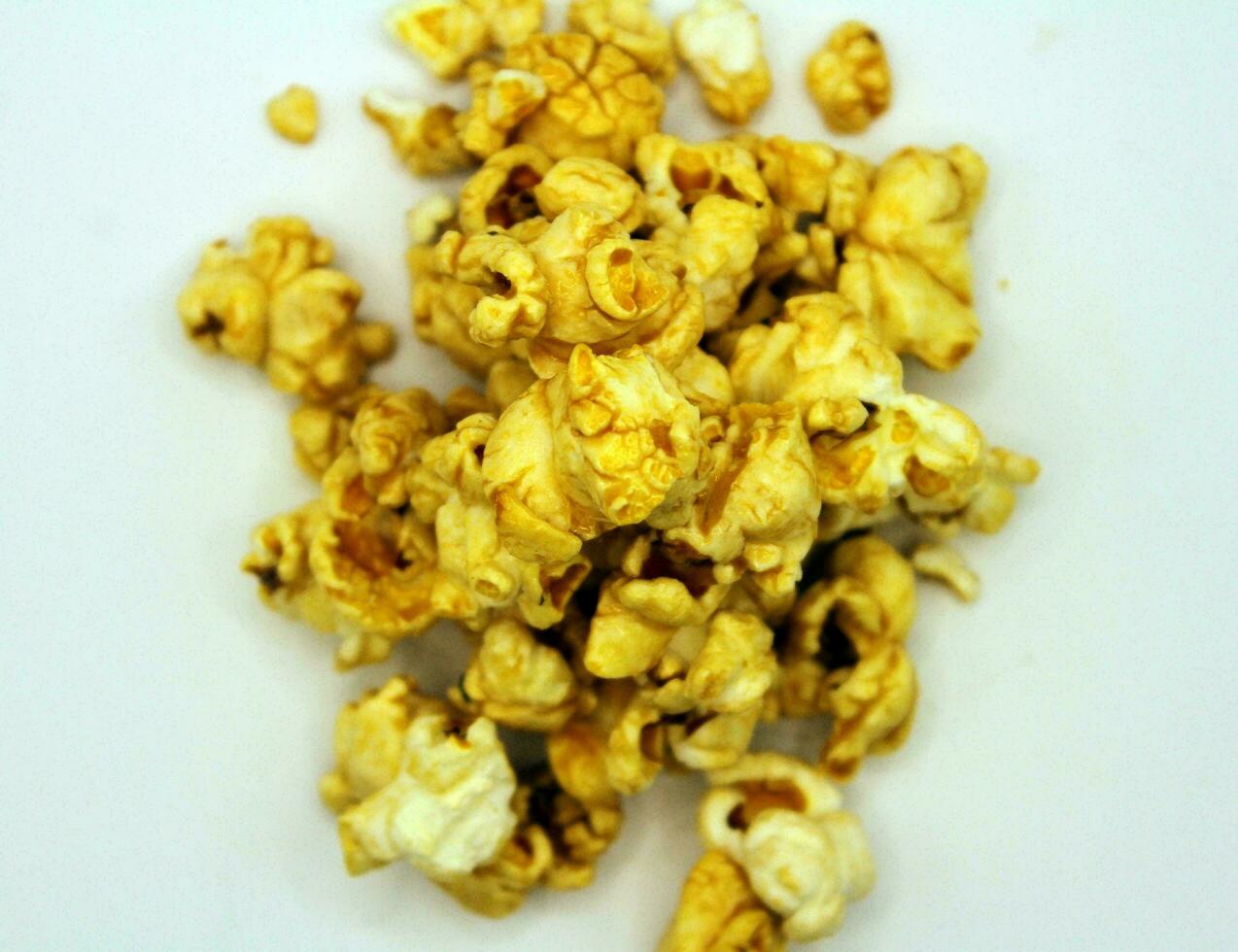 popcorn isolerat på vit bakgrund, närbild av en lugg av popcorn foto