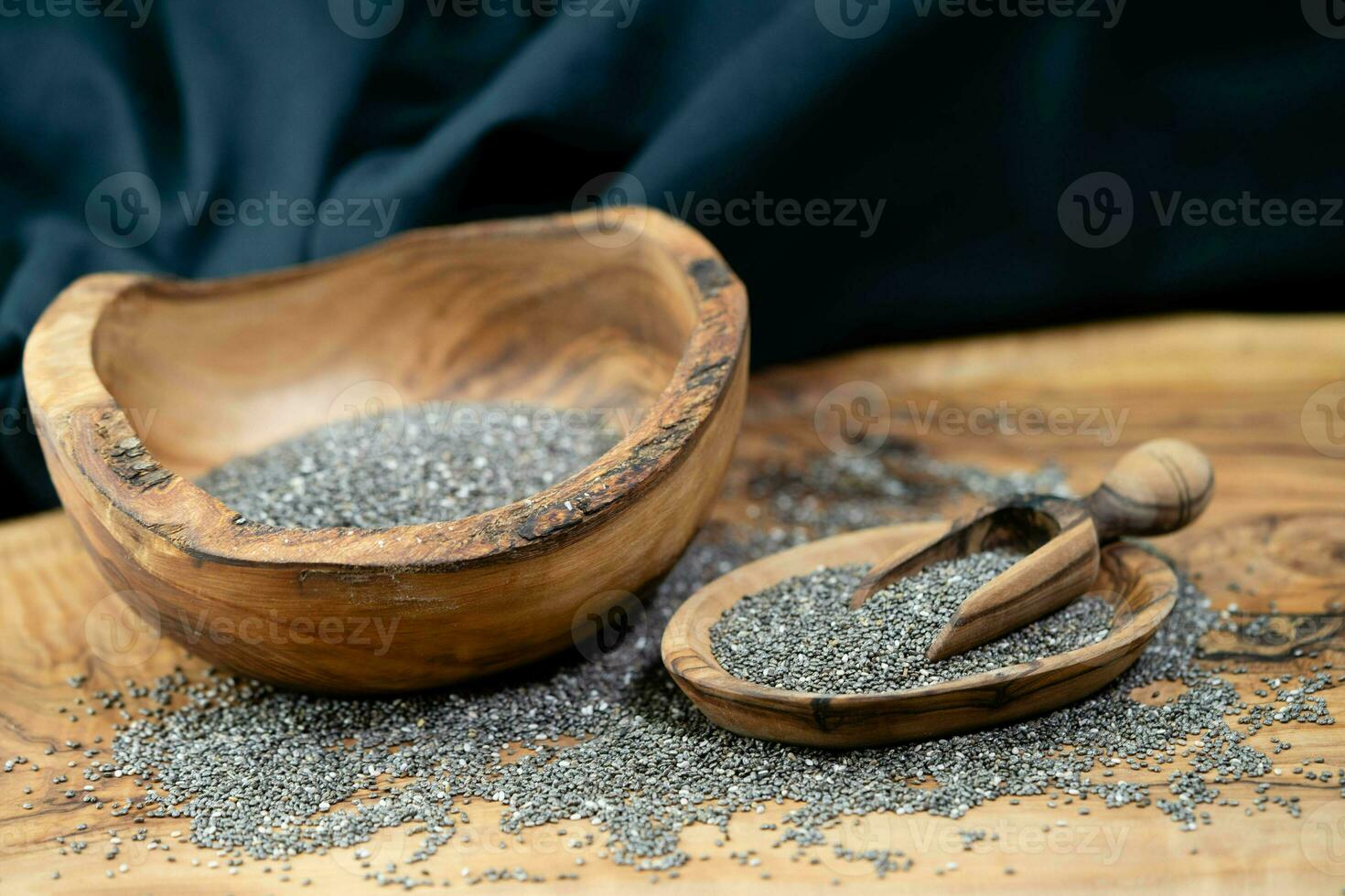 superfood chia salvia hispanica frön på oliv trä foto