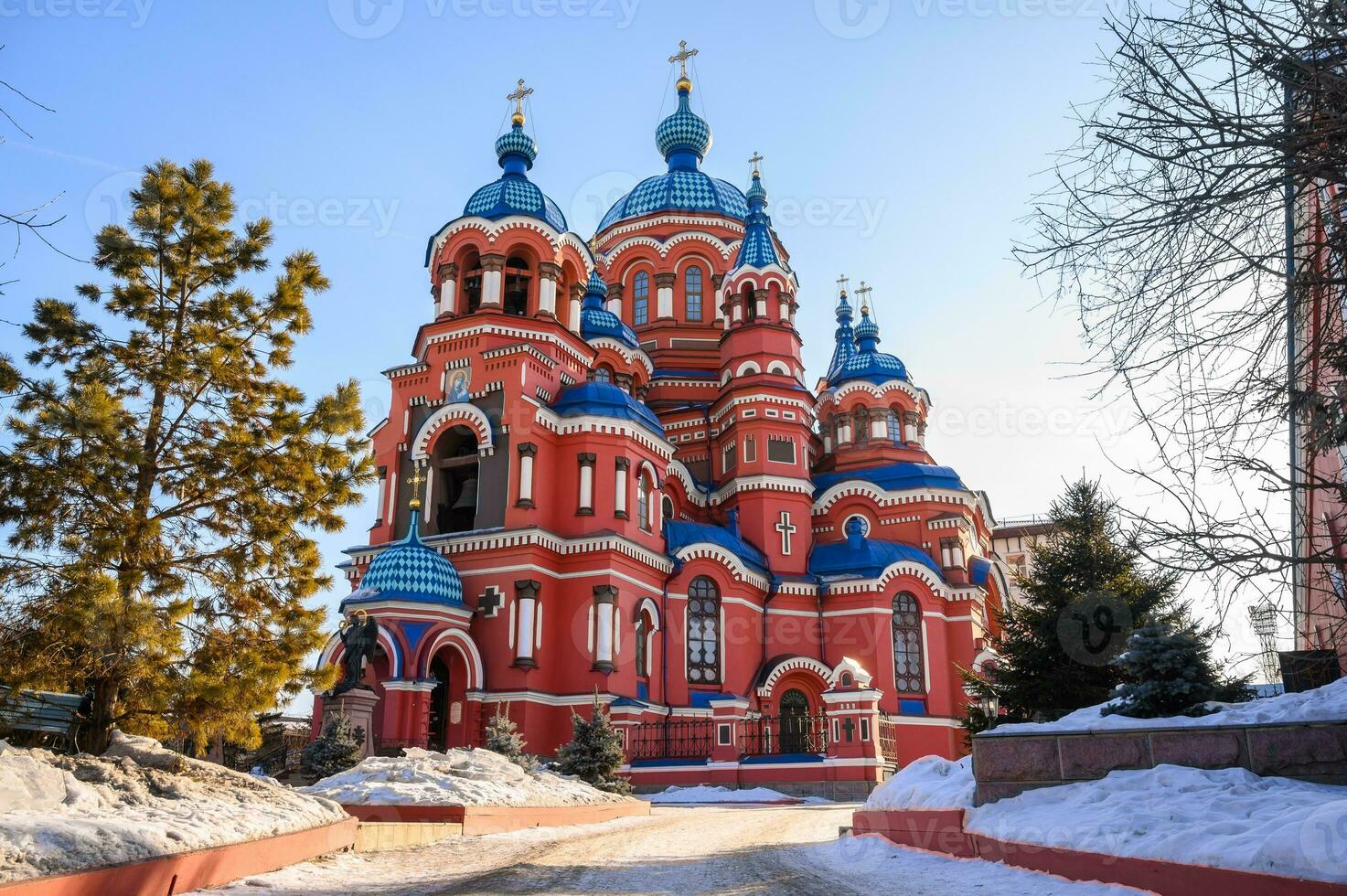 skön se av kazan kyrka ett ortodox kyrka i de stad av irkutsk i de namn av de kazan ikon av de mor av Gud. foto