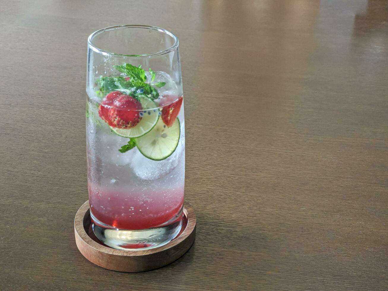 glas av jordgubb mojito cocktail på trä- tabell foto