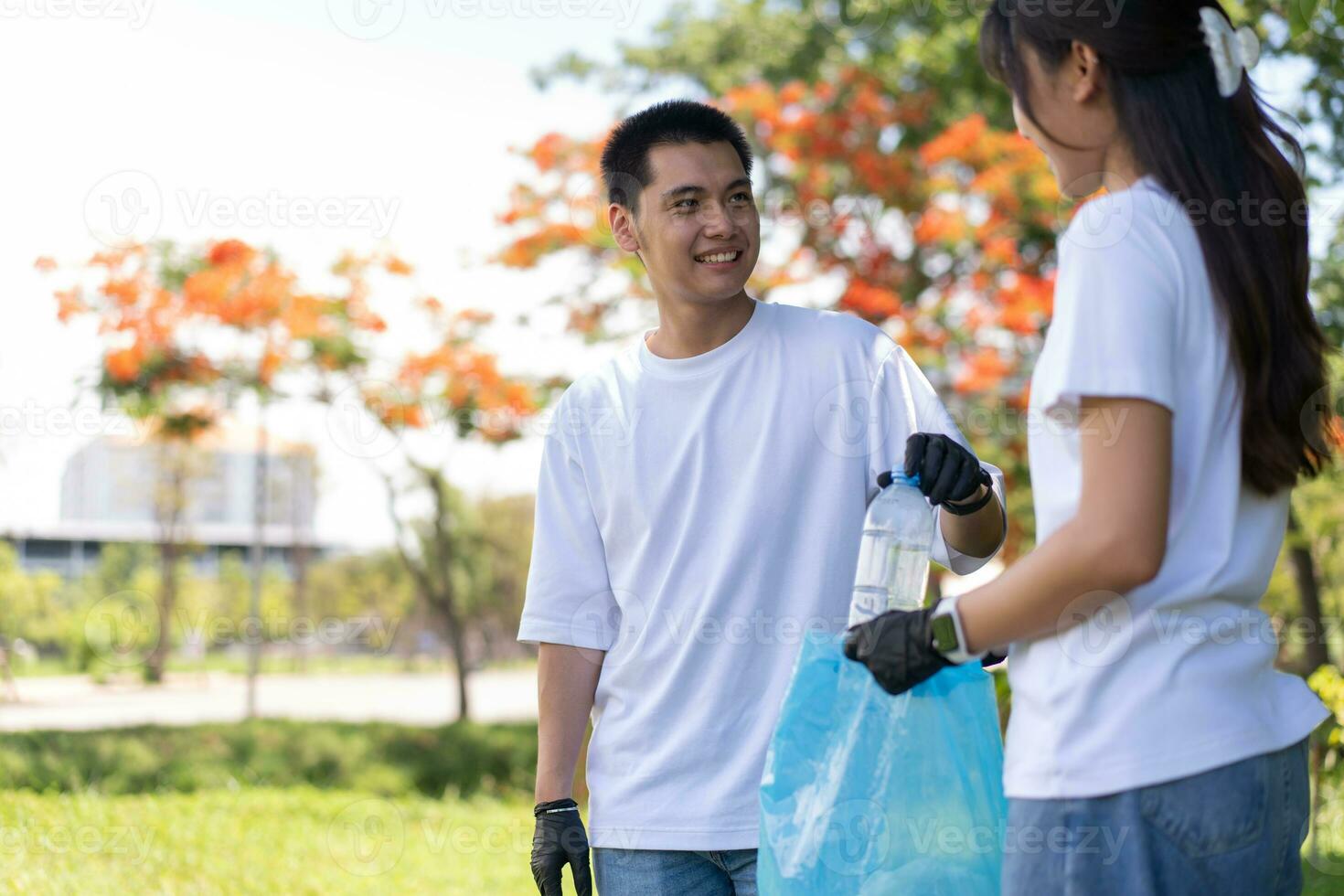 Lycklig ung asiatisk studenter olika volontärer med sopor påsar rengöring område i de parkera, de begrepp av miljö- bevarande på värld miljö dag, återvinning, välgörenhet för hållbarhet. foto
