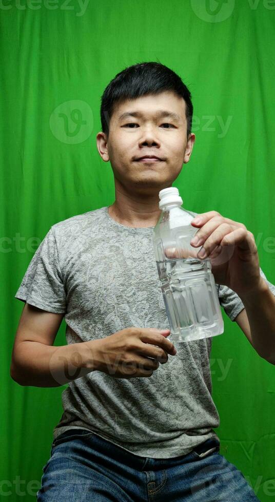 en man innehav en flaska, redo till koppla av och njut av en ögonblick foto