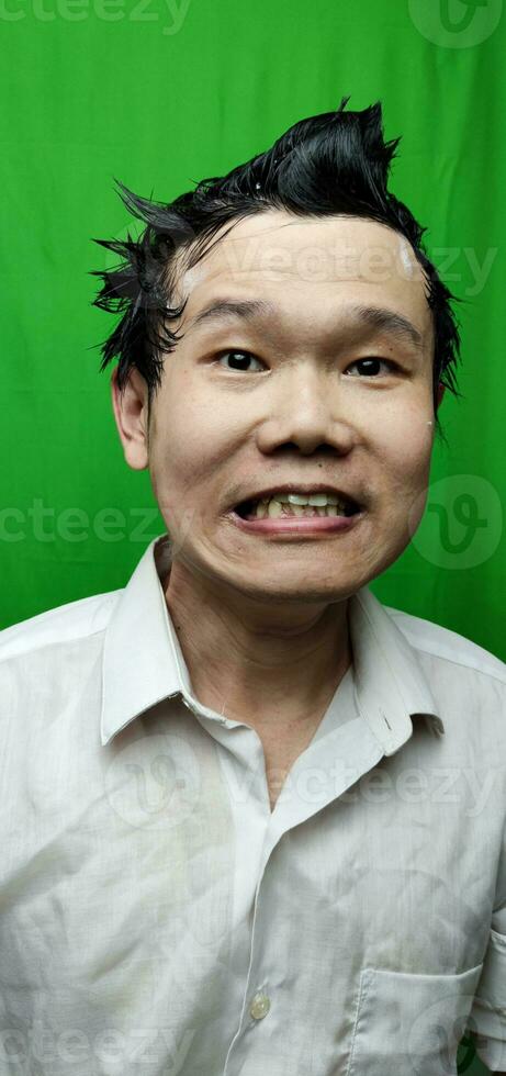 en Lycklig asiatisk ansiktsbehandling uttryck foto