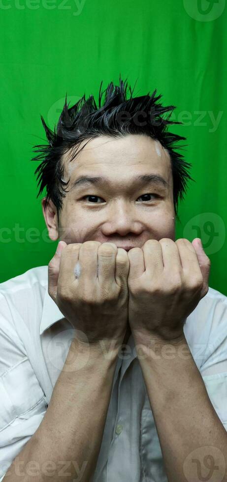 en Lycklig asiatisk ansiktsbehandling uttryck foto