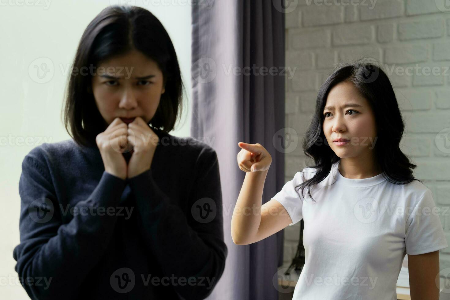 två asiatisk kvinnor stridande eller mobbning i de kontor foto