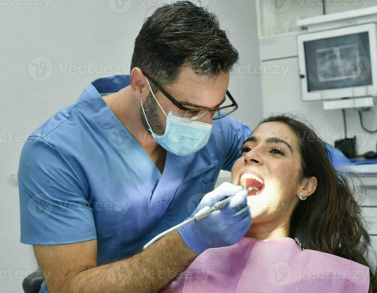 ai genererad ung man tandläkare utför oral behandling på en ung och skön patient foto