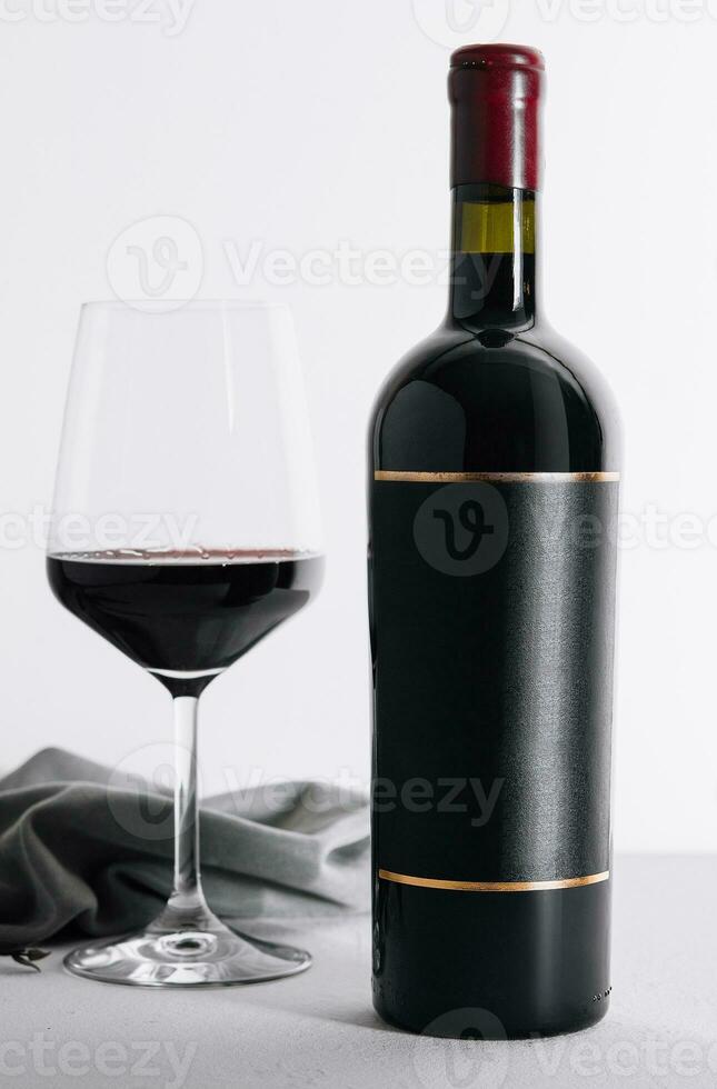 röd vin och vin flaska på sten foto