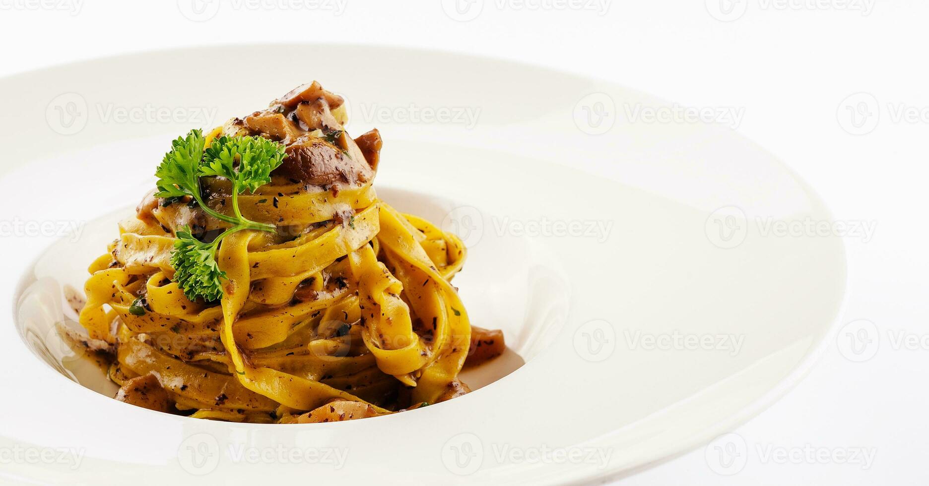 pasta med svamp på vit tallrik foto