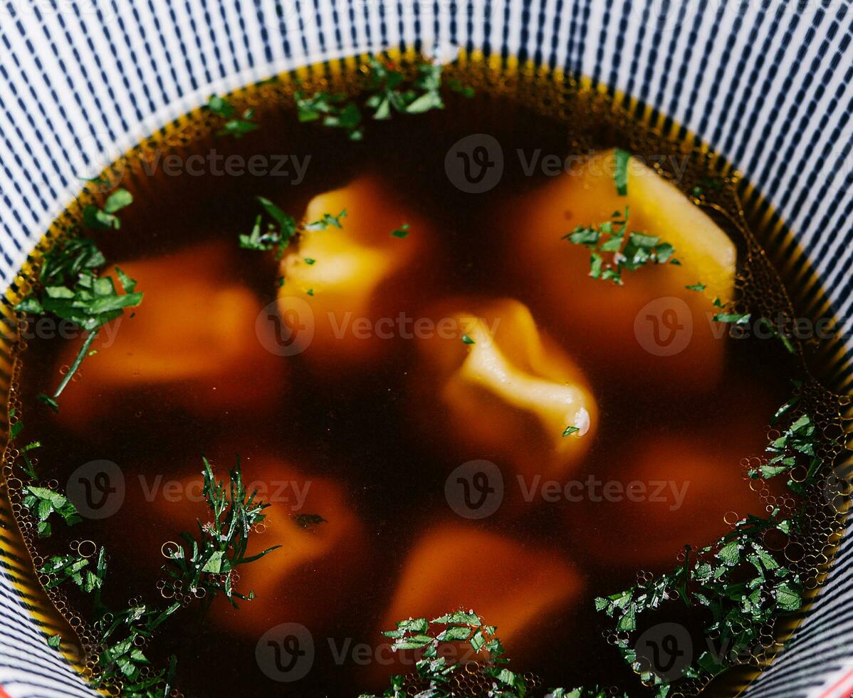 wonton soppa skål. räka eller fläsk wonton soppa med grön lök, topp se foto