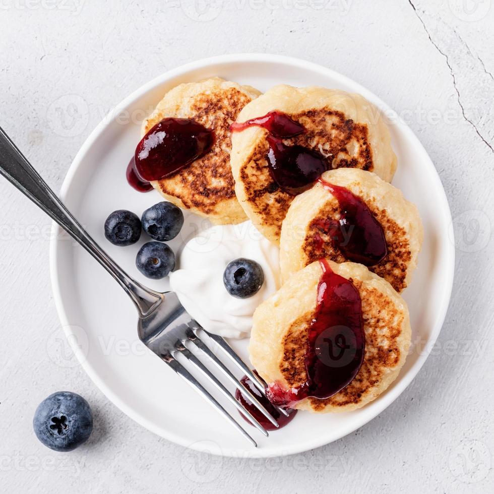 keso pannkakor med gräddfil, blåbärssylt och blåbär foto