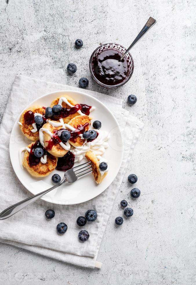 keso pannkakor med gräddfil, blåbärssylt och blåbär foto