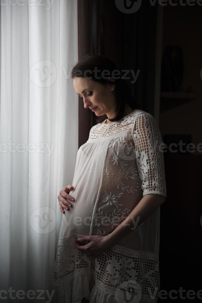 glad gravid kvinna foto