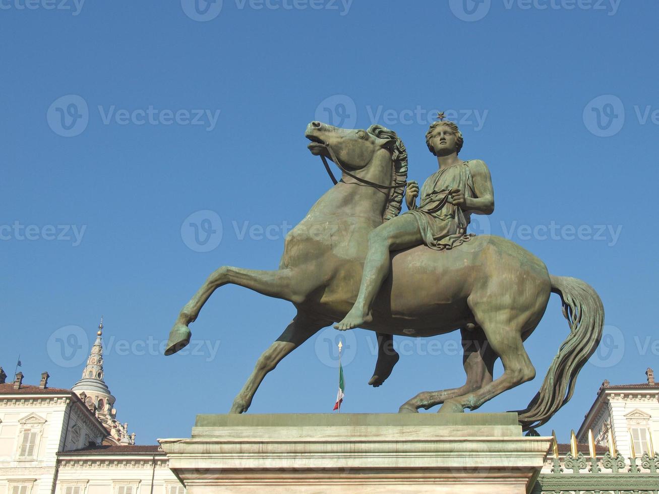 barockstaty framför palazzo reale, det kungliga palatset i Turin, Italien foto