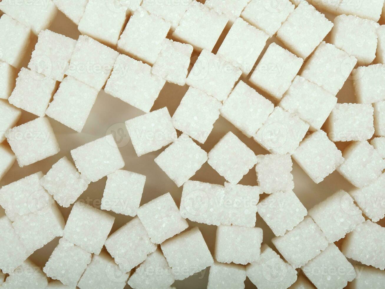vit socker kuber på en trä- yta, bakgrund foto