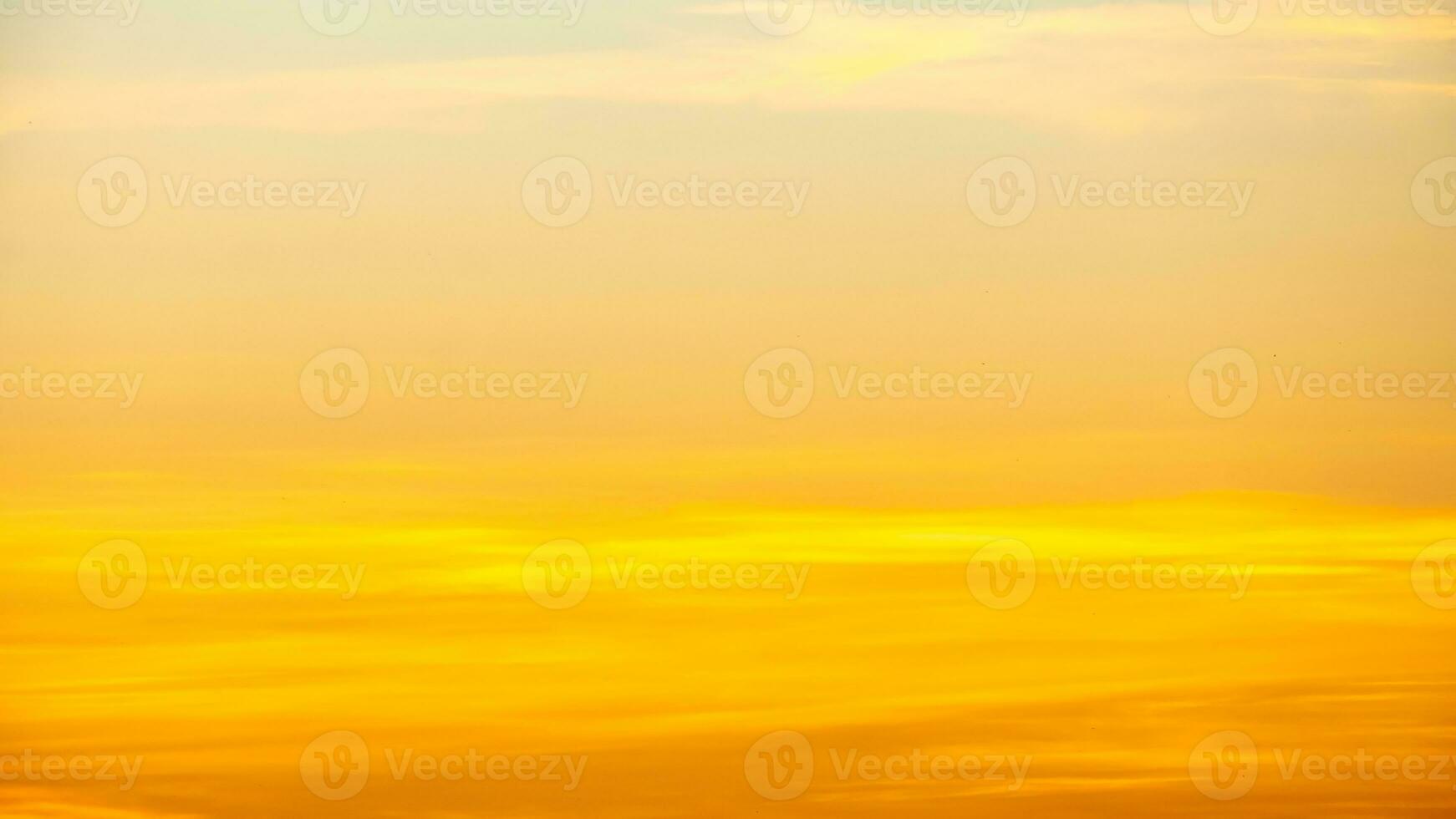 verklig Fantastisk skön soluppgång och lyx mjuk lutning orange guld moln med solljus på de gyllene himmel perfekt för de bakgrund, ta i everning, skymning solnedgång himmel med mild färgrik moln foto