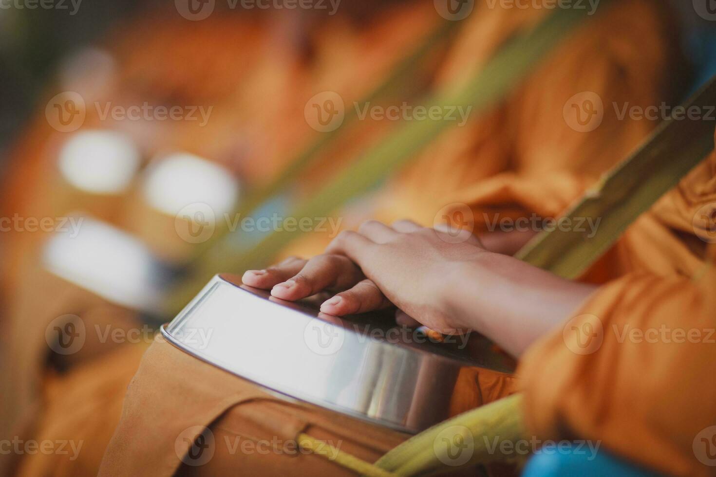 hand av thai munk väntar för morgon- mat erbjudande foto