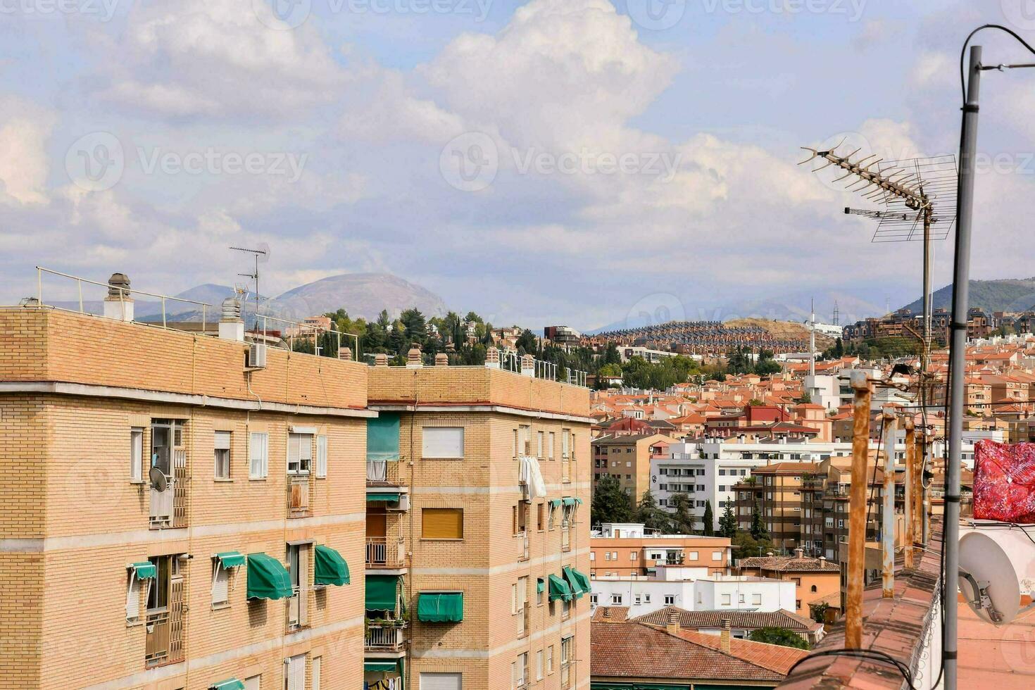 en balkong med en se av de stad och bergen foto