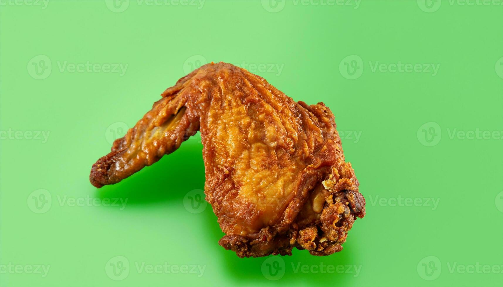 friterad kyckling placerad på de vänster med en grön bakgrund ai generera foto