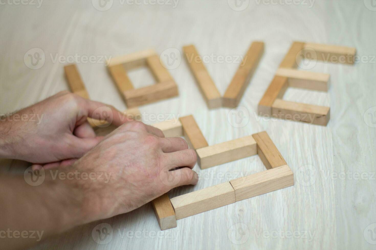 de ord kärlek byggd av trä- block på de golv foto