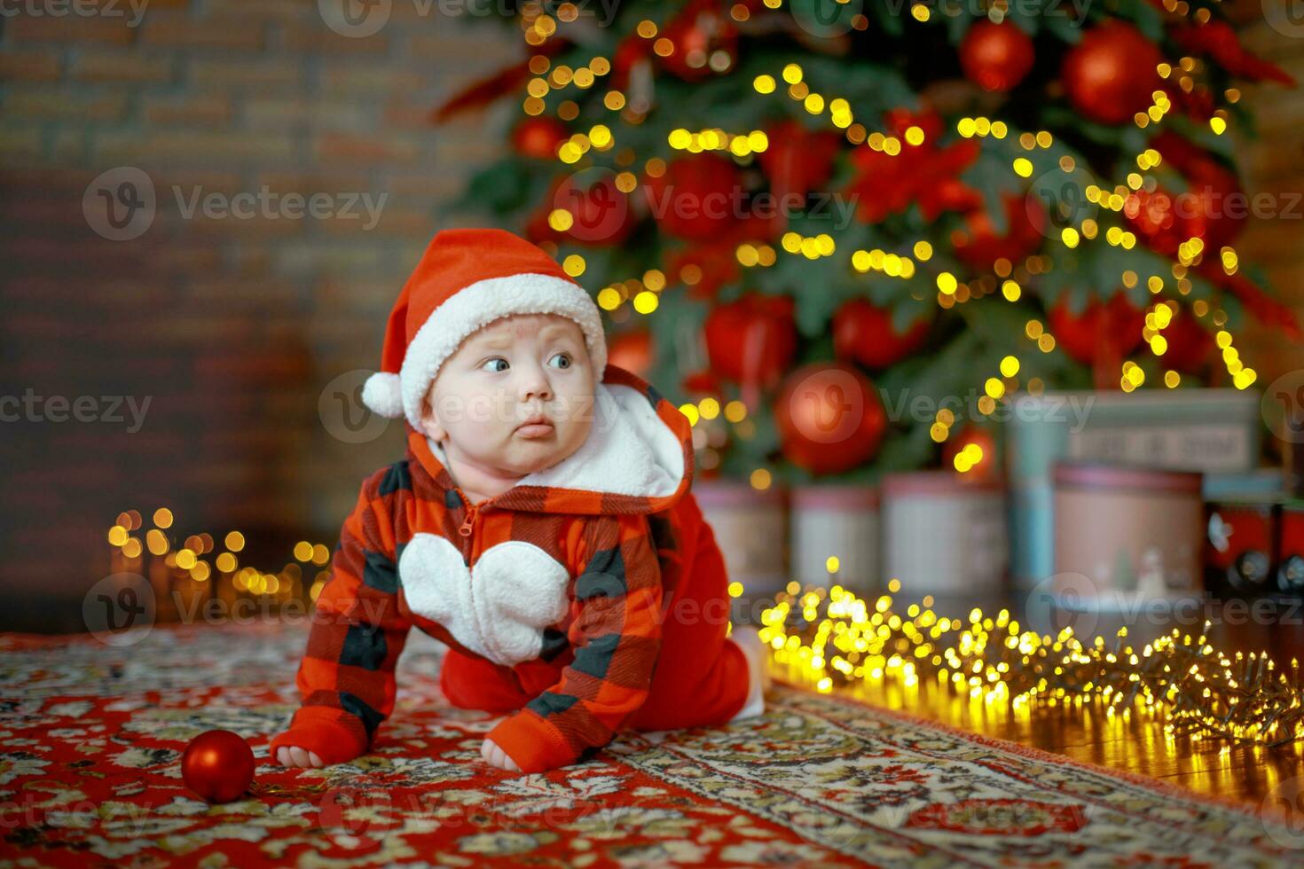 liten sex månad gammal bebis klädd som santa claus. bakgrund för jul kort. de barn utseende ner på de plats för inskrift. foto