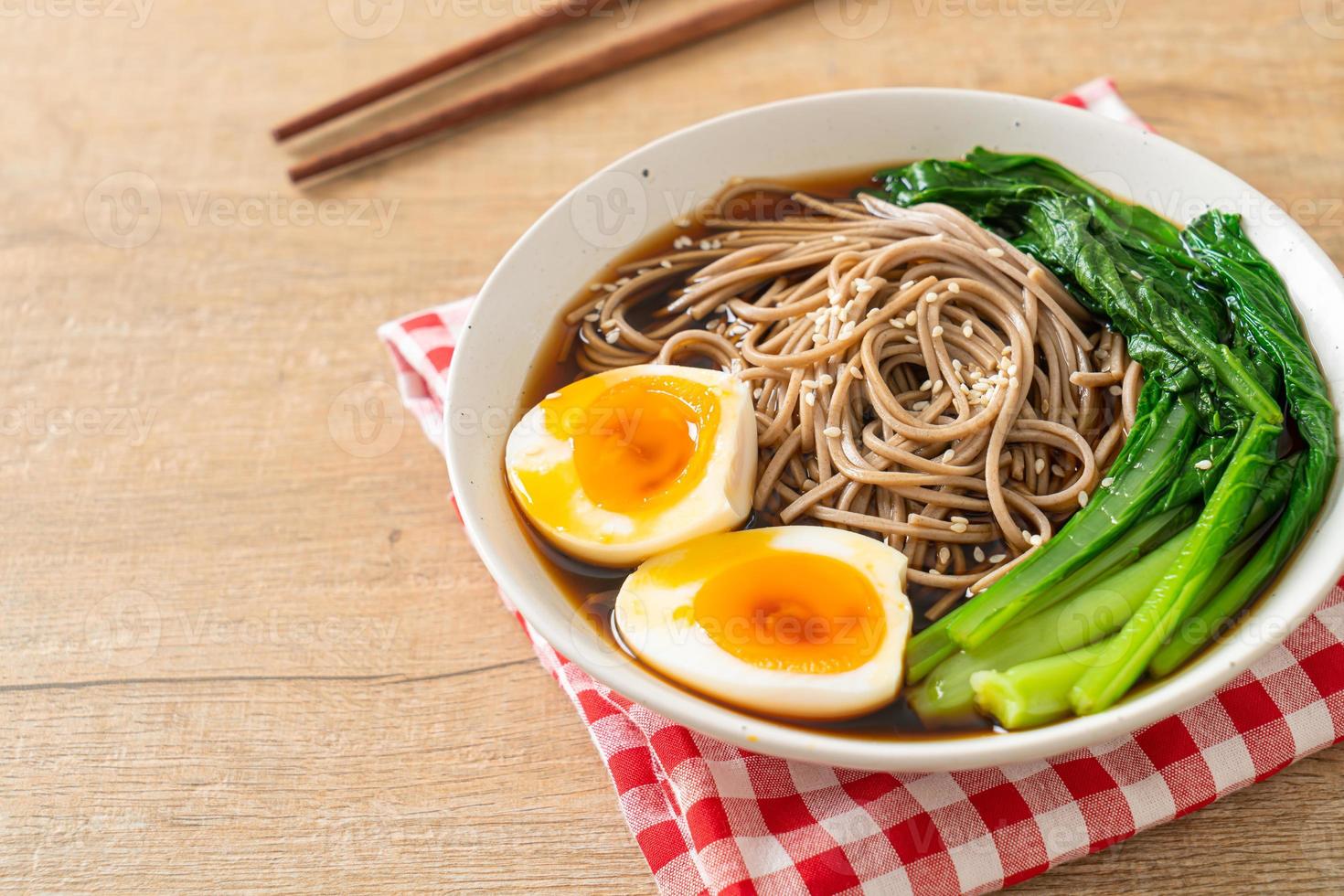 ramen nudlar med ägg - vegansk eller vegetarisk matstil foto