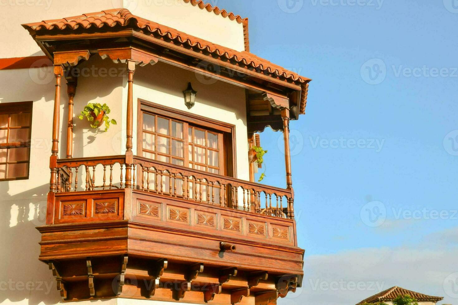 en trä- balkong med en balkong räcke och en balkong foto