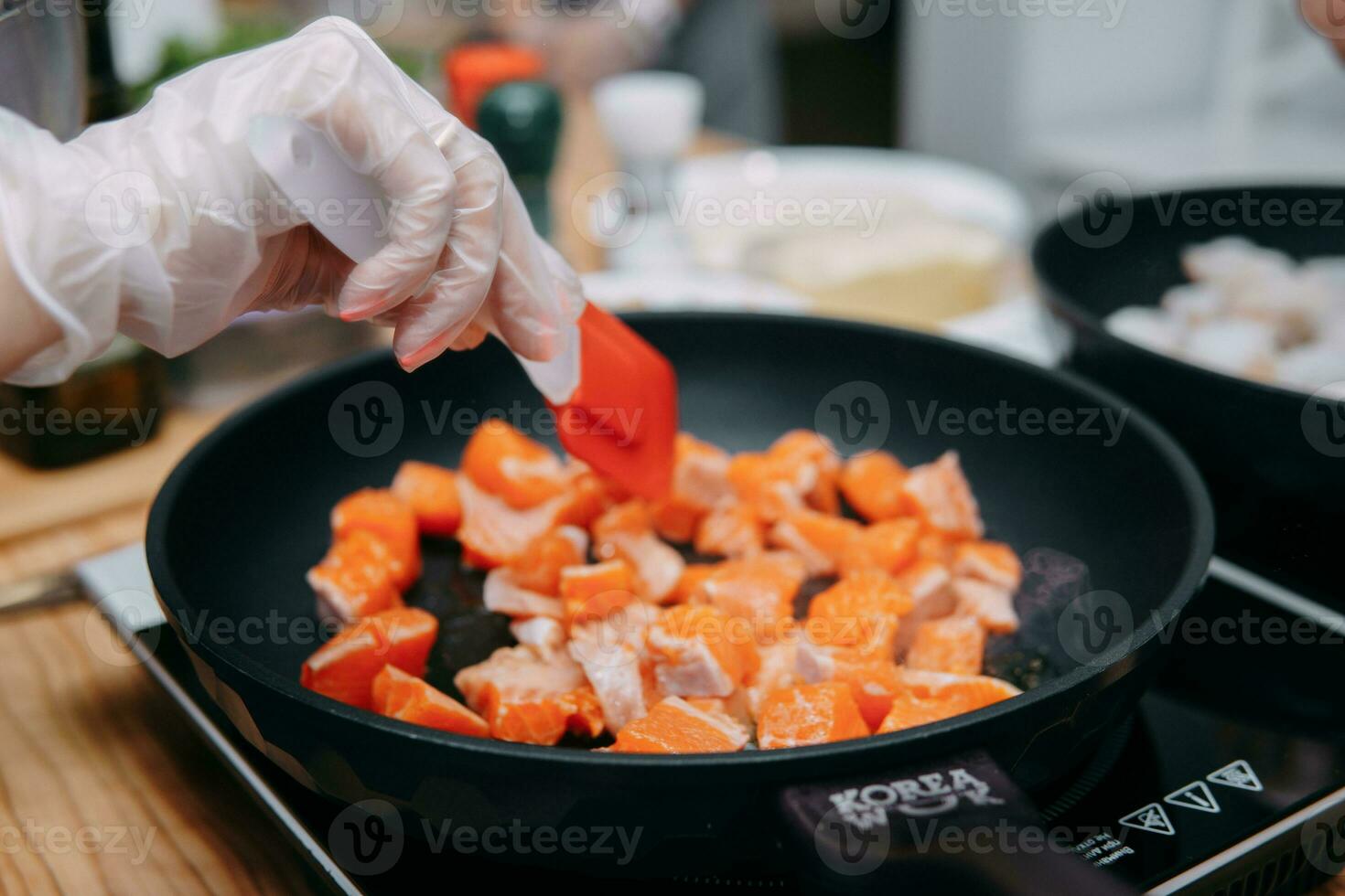matlagning röd fisk i en matlagning mater klass. de slakt av de fisk. hemlagad mat. foto
