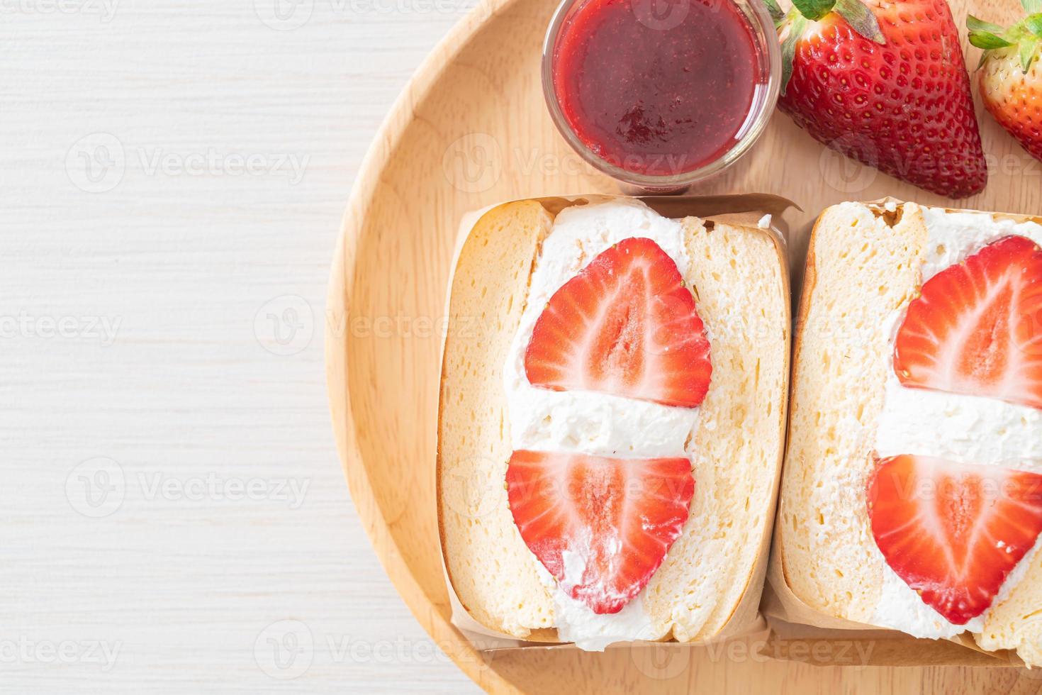 pannkaksmörgås jordgubbe färsk grädde foto