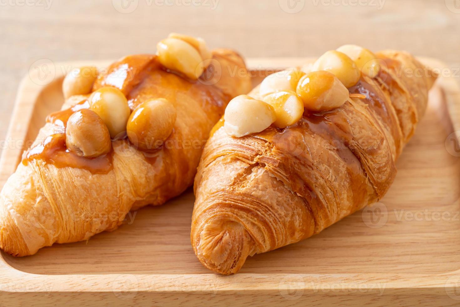 croissant med macadamia och karamell foto