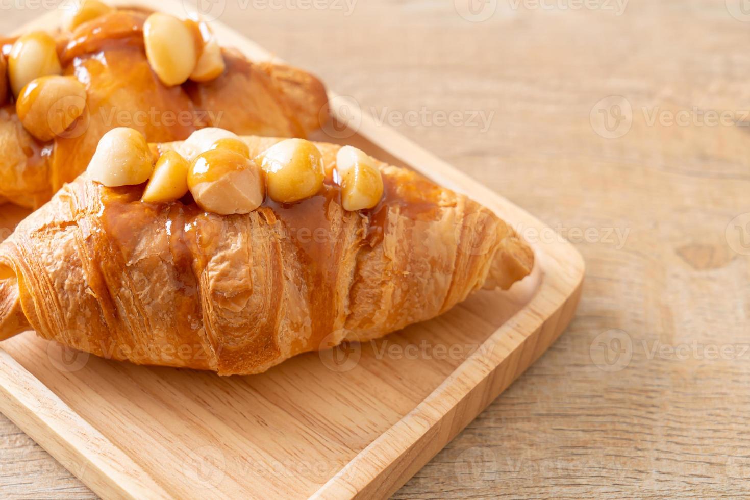 croissant med macadamia och karamell foto