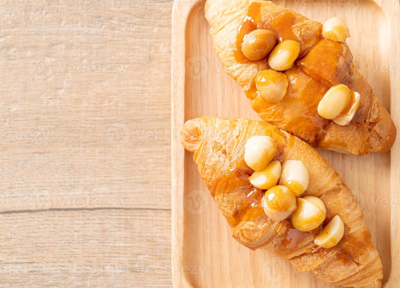 croissant med macadamia och karamell foto