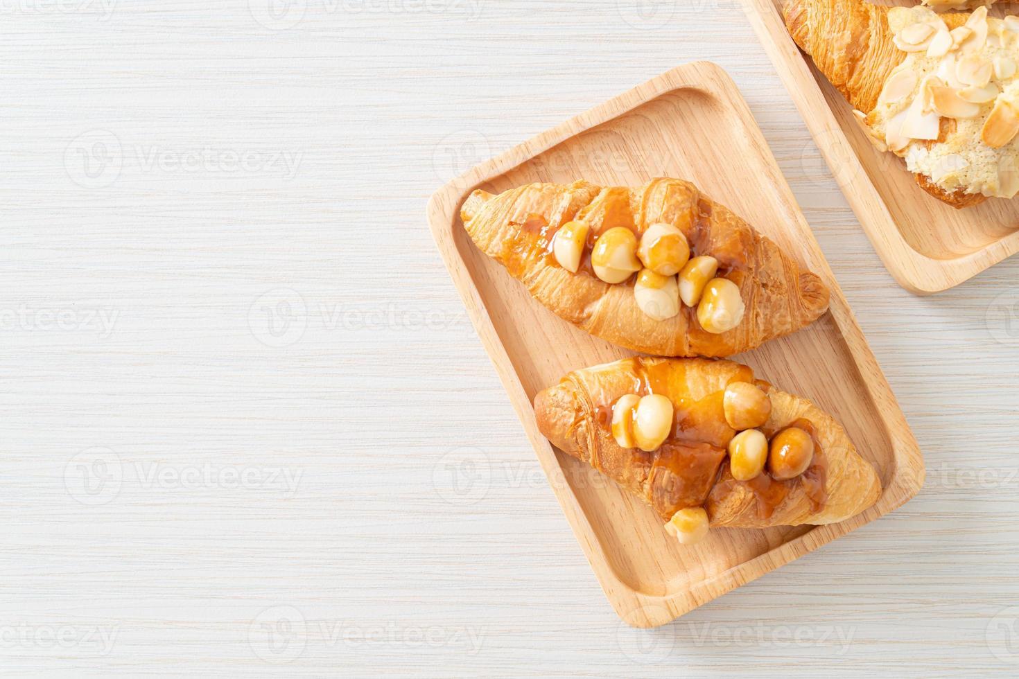 croissant med macadamia och karamell foto