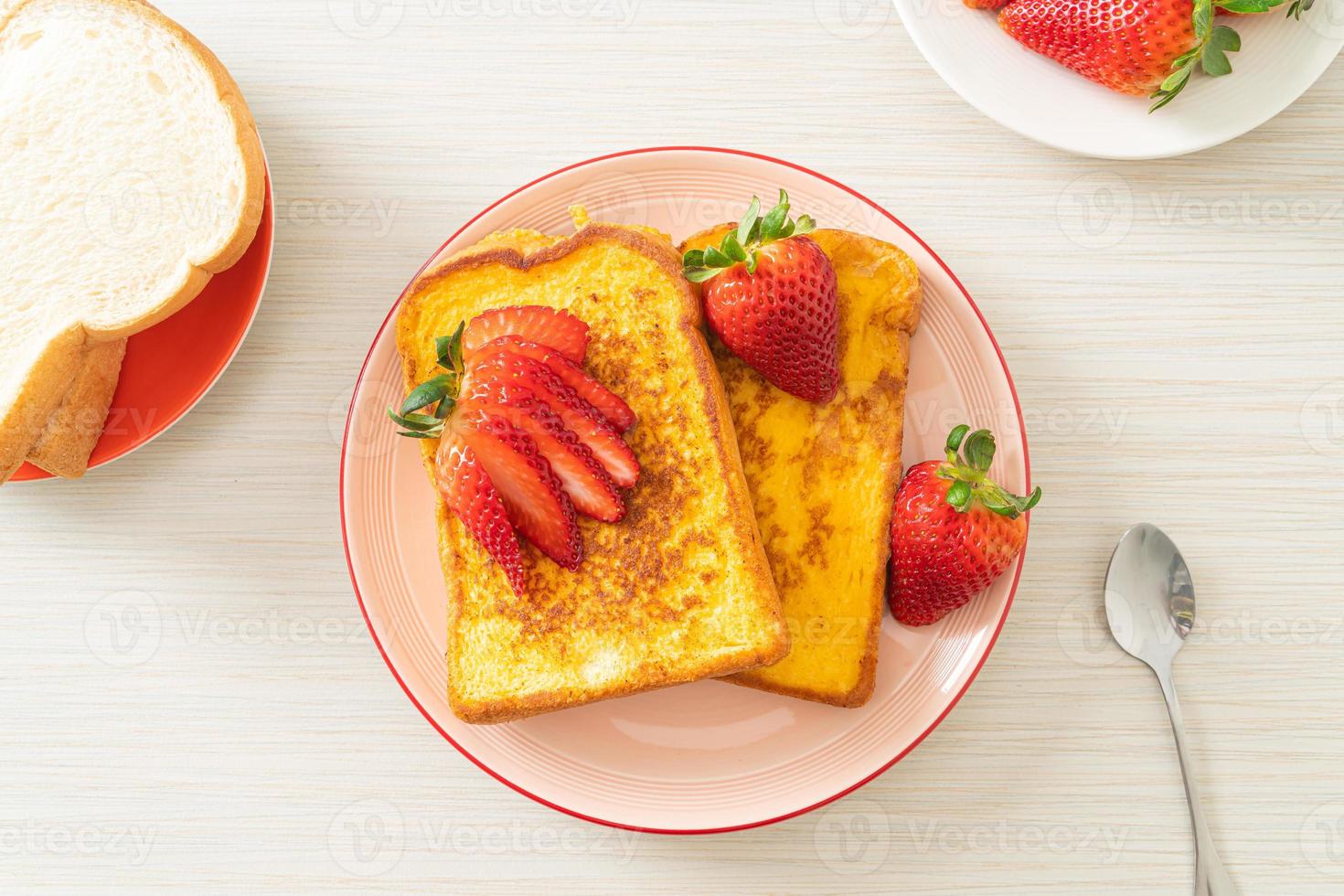 fransk toast med färsk jordgubbe foto