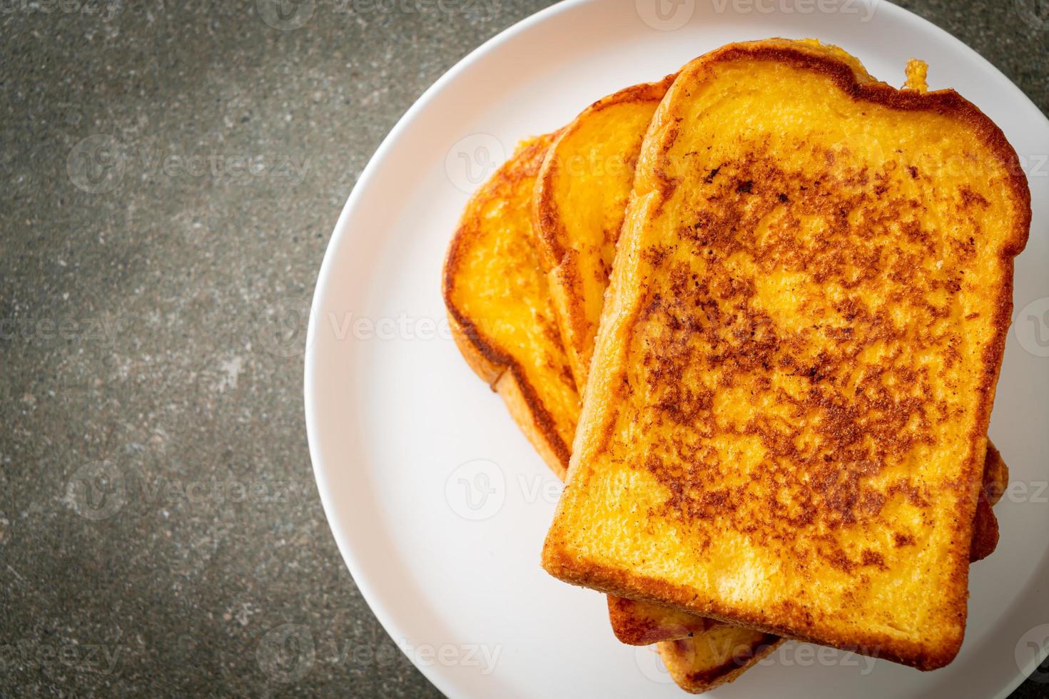 fransk toast på vit tallrik foto